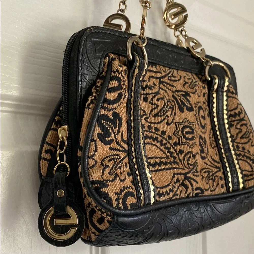 Vintage Black and Tan Shoulder Bag with Classic Elegance - Picture 2 of 7